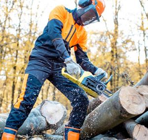 Một công nhân trong trang phục lao động thời trang